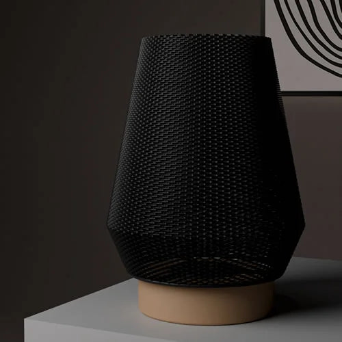 Descubre Solara, la lámpara impresa en 3D de MOSS que une diseño, sostenibilidad y funcionalidad para darle un toque único y responsable a tu hogar.